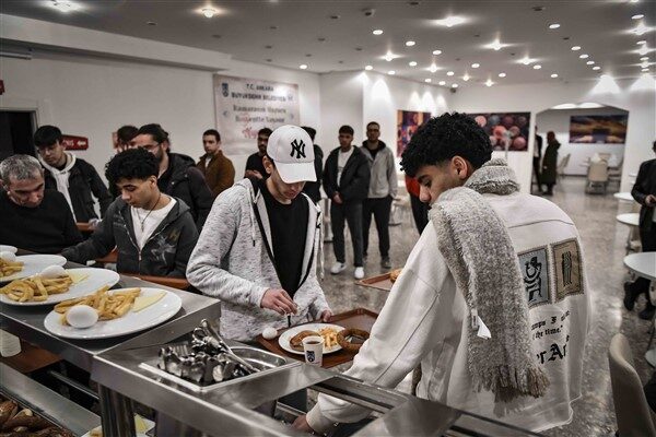 Ramazan’ın başlangıcından bu yana binlerce öğrenciye yemek ikramında bulunan Sosyal