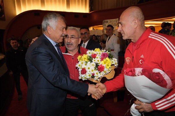 Adana Büyükşehir Belediye Başkanı Zeydan Karalar; spora, özellikle amatör spora