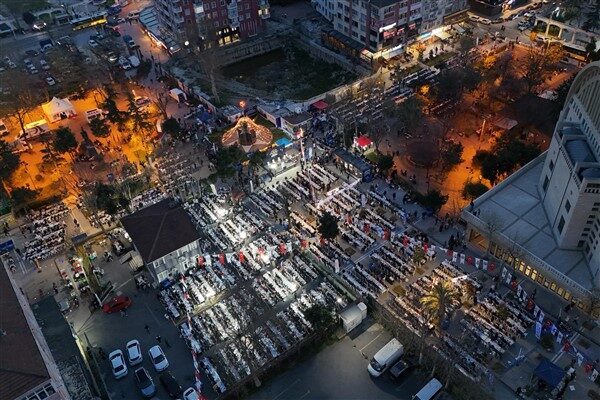 Merkez Mahallesi Marmara Caddesi’nde gerçekleştirilen iftar programına Avcılar Belediye Başkanı
