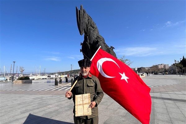Avcılar Atatürk Evi’nde Avcılar Belediye Başkanı Utku Caner Çaykara’dan teslim
