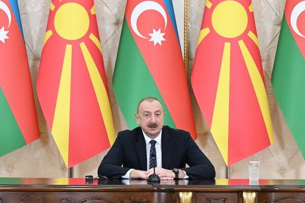 Azerbaycan Cumhurbaşkanı İlham Aliyev, resmi ziyaret için Azerbaycan Cumhuriyeti'ne gelen