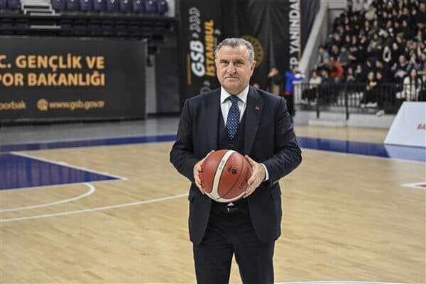 Gençlik ve Spor Bakanı Dr. Osman Aşkın Bak, gençlere seslenerek