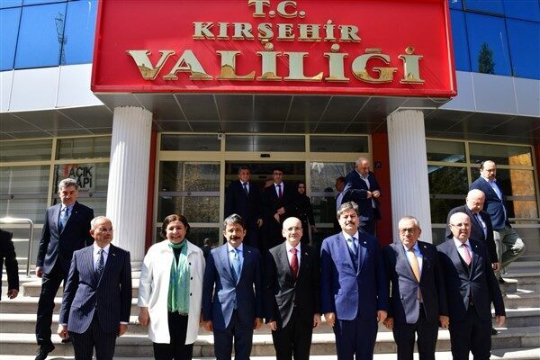 Valilik Şeref Defterini imzaladıktan sonra Vali Murat Sefa Demiryürek ile