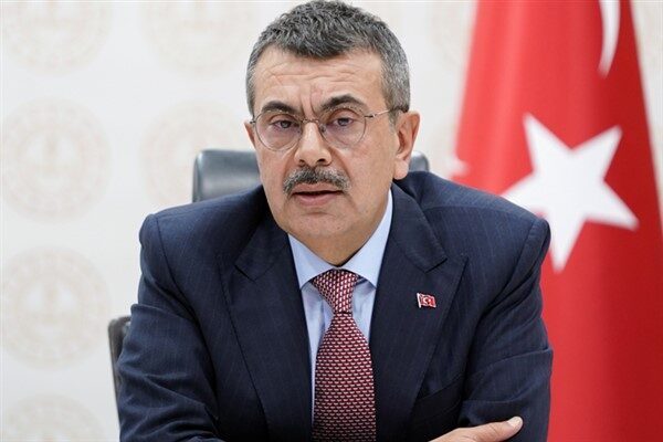 Milli Eğitim Bakanı Yusuf Tekin, Erzincan Ortaokulunu ziyaret ederek öğrencilerle