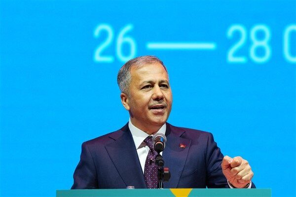 İçişleri Bakanı Ali Yerlikaya, Adana'nın Kiremithane Mahallesi'nde vatandaşlarla iftar sofrasında