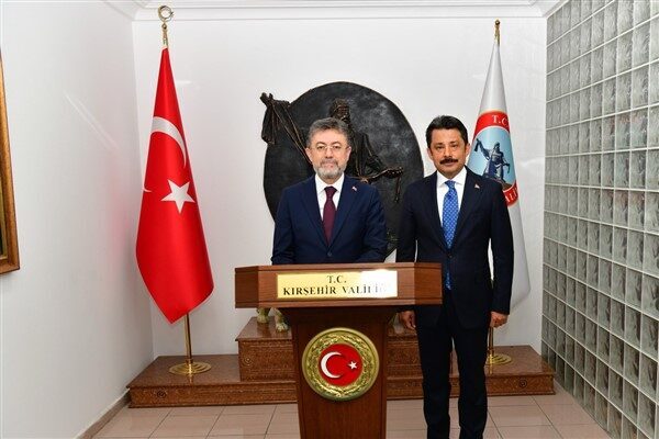 Valilik Şeref Defterini imzaladıktan sonra valilik makamında Murat Sefa Demiryürek