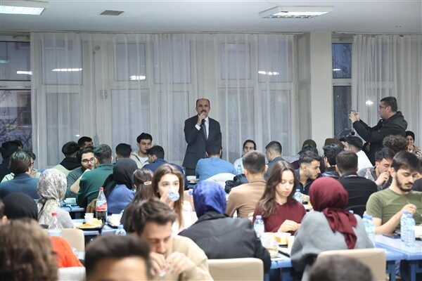 Konya Büyükşehir Belediye Başkanı Uğur İbrahim Altay, iftarda ve teravih