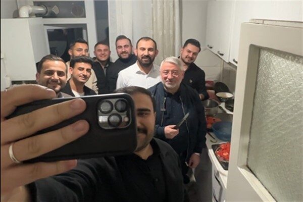 AK Parti Gençlik Kolları Başkanı Onur Civan ile birlikte öğrencilerin