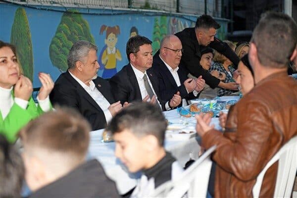 Osmangazi Belediyesi, mahallelerde kurduğu iftar sofraları ile ramazan ayının birlik