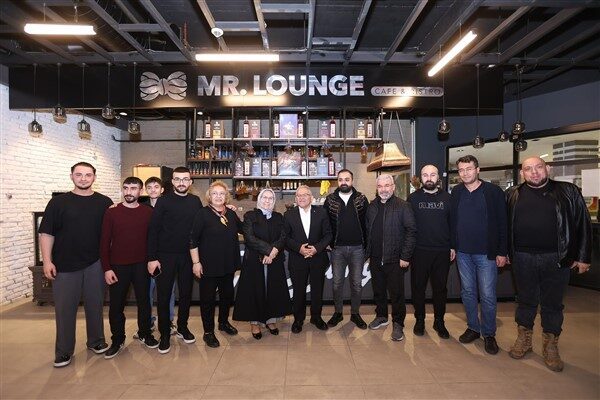 Alışveriş merkezindeki esnafa hayırlı ve bereketli işler temennisinde bulunan Başkan