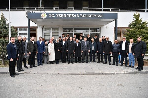 İlçe ziyaretine ilk olarak Yeşilhisar AK Parti İlçe Başkanlığı ile