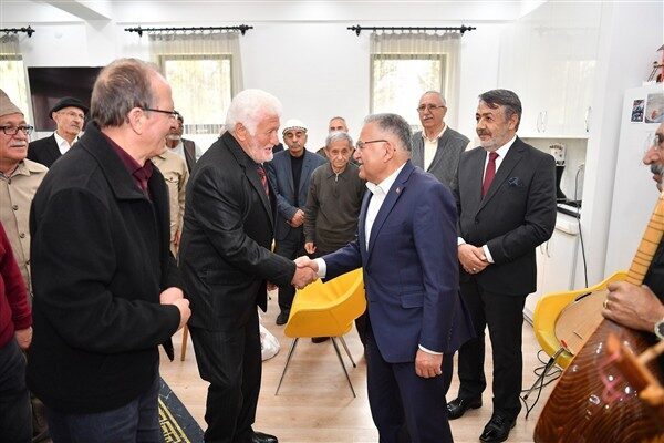 Kayseri Büyükşehir Belediye Başkanı Büyükkılıç, yaşlı çınarlara saygı ve sevginin