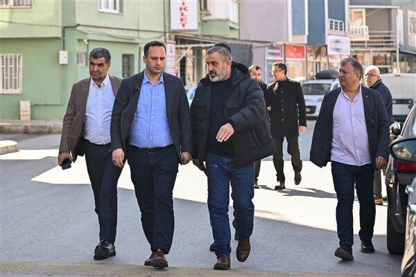 Mahalle Muhtarı Eyüp Kocatepe ve ilgili bürokratlarla birlikte bölgedeki ihtiyaçları