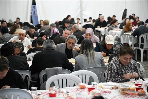 Atatürk Mahallesi’ndeki iftar çadırında yüzlerce mahalle sakiniyle birlikte oruç açan