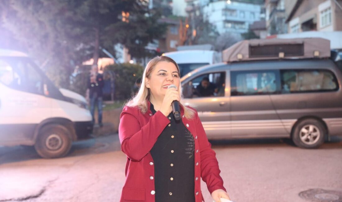 İzmit Belediyesi, kentin farklı mahallelerinde vatandaşlarla iftar sofrasında bir araya