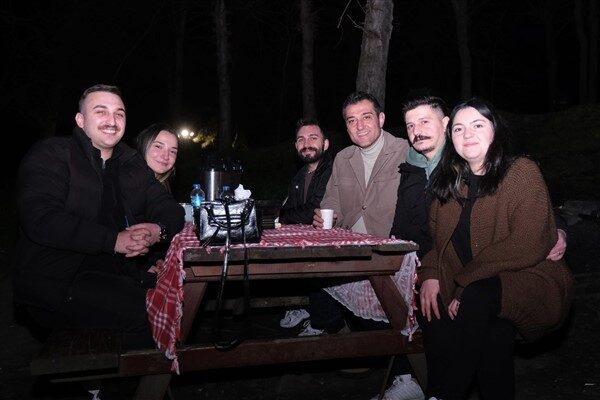Giresun Belediye Başkanı Köse, ziyaret ettiği iftar sofralarında iftar açan