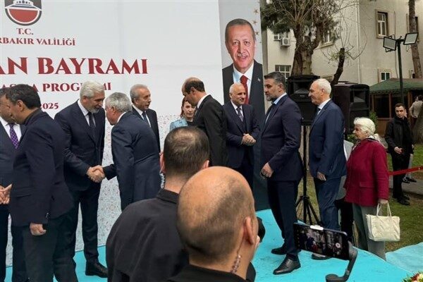 Diyarbakır Valisi Murat Zorluoğlu’nun ev sahipliğinde gerçekleşen programa il protokolü,