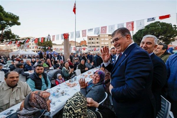 Bergama Cumhuriyet Meydanı'nda kurulan sofraya İzmir Büyükşehir Belediye Başkanı Cemil