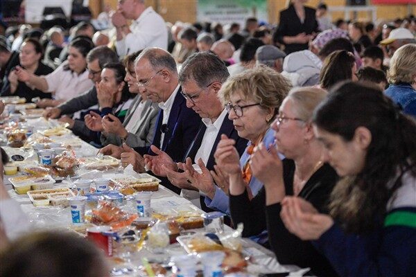 İzmir'de binlerce yurttaş İzmir Büyükşehir Belediyesi'nin ramazan ayında her gün