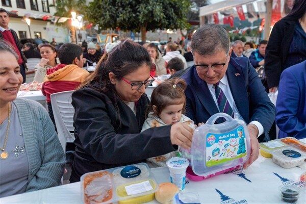 Çeşme Cumhuriyet Meydanı'ndaki iftara katılan İzmir Büyükşehir Belediye Başkanı Dr.