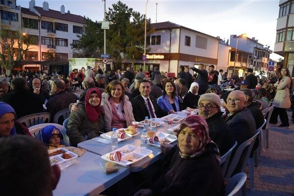 Sivrihisar Hükümet Meydanı’nda verilen iftar yemeğine ilçe halkı ilgi gösterdi.
