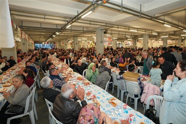Manisa Büyükşehir Belediye Başkanı Mimar Ferdi Zeyrek, iftarını Sarıgöllülerle birlikte