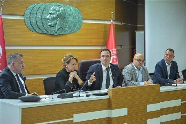 Nevzat Kavalar Kültür Merkezi Meclis Salonu'nda düzenlenen toplantıda, muhtarlar yaşadıkları