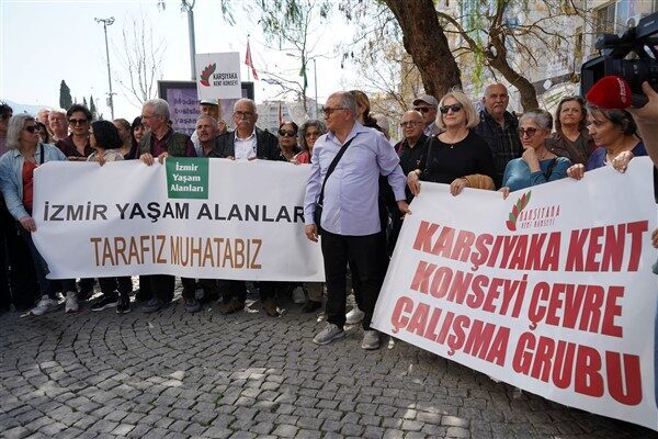 Basın açıklamasını okuyan Bornova Kent Konseyi Başkanı Av. Doğan Baran