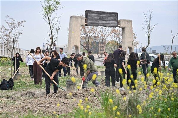 Etkinlikte, Park ve Bahçeler Müdürlüğü ekipleri Sıdıka Rodop Lisesi öğrencileri