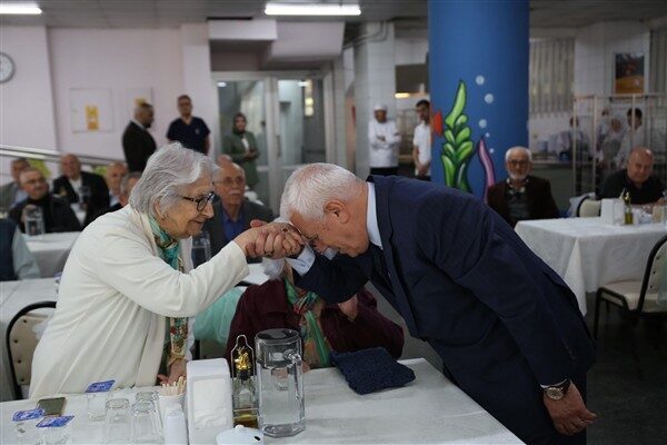 Bursa Büyükşehir Belediye Başkanı Mustafa Bozbey, huzurevini ziyaret ederek bayramlaştı.