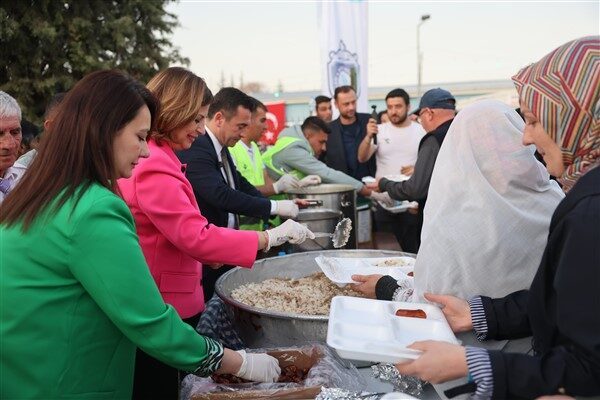 Eskişehir Büyükşehir Belediyesi’nin Günyüzü ilçesi Cumhuriyet Meydanı’nda kurduğu iftar sofrasında