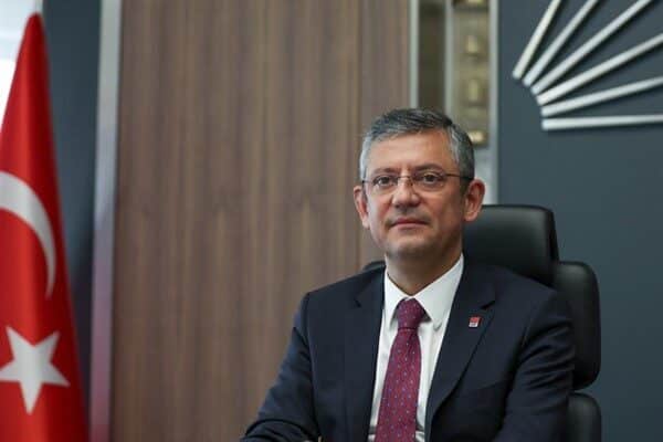 CHP Genel Başkanı Özel, yayımladığı mesajda “Sağlıkta şiddetin sona erdiği,