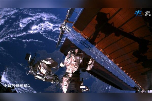 Çin İnsanlı Uzay Mühendisliği Ofisi, Shenzhou-19 misyonunda görevli üç taykonotun Beijing saatiyle