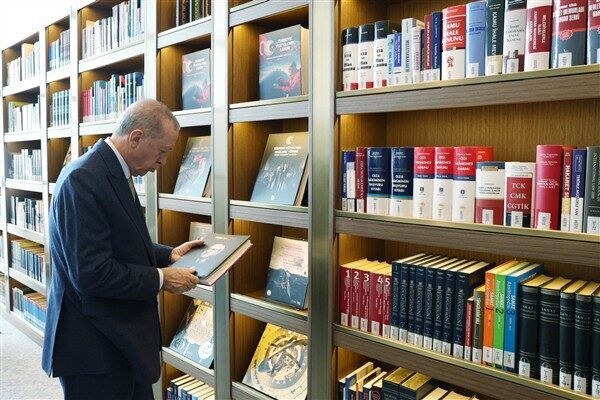 Cumhrubaşkanı Recep Tayyip Erdoğan,AK Parti Genel Merkezi'nde bulunan AK Kütüphane'yi