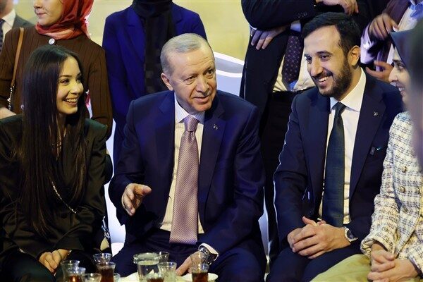 Cumhurbaşkanı Recep Tayyip Erdoğan, AK Parti İstanbul İl Başkanlığında gençlerle