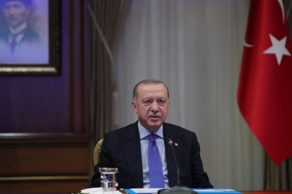 Cumhurbaşkanı Erdoğan, yayımladığı mesajda “Değerli oyuncu Şinasi Yurtsever’in vefatından büyük