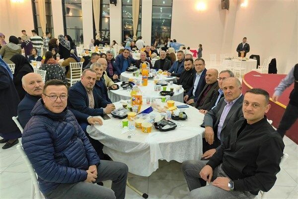 Derince’de yer alan sivil toplum kuruluşları Ramazan ayı münasebetiyle iftar
