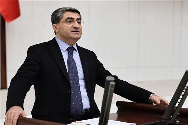 Ekmen, "Kanalların susturulması yalnızca medya kuruluşlarının cezalandırılması değil, doğrudan halkın