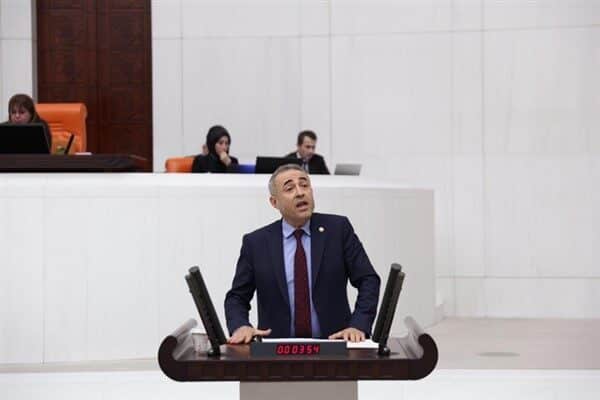 İrfan Karatutlu, 6 Şubat depremlerinde Kahramanmaraş’ta 4 hastanenin yıkıldığını hatırlatarak,