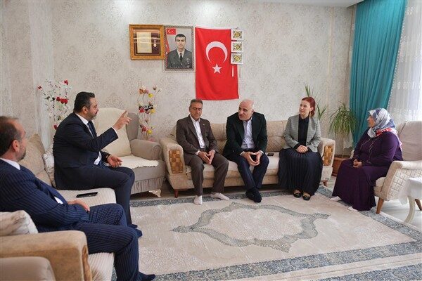 Diyarbakır Valisi Zorluoğlu ve eşi Sevcan Zorluoğlu, Bağlar ilçesinde bulunan
