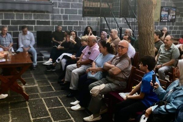 Diyarbakır-İstanbul dörtgeninde geçen roman, Diyarbakır’ın kültürü, örf ve adetleri ile