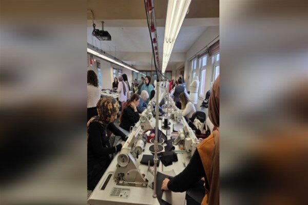 Moda Tasarım Programı atölyelerinde gerçekleştirilen etkinlik, sürdürülebilir moda anlayışını yaygınlaştırmanın