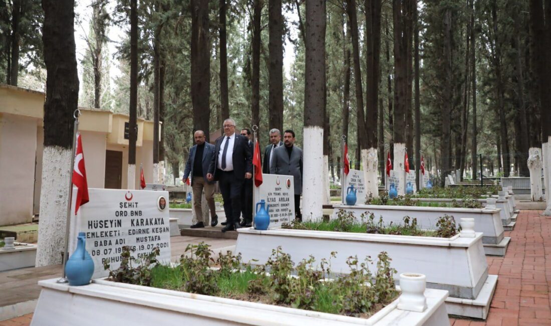 Edremit Belediyesi şehitlerin hatırasına sahip çıkmaya devam ediyor. Belediye ekipleri,