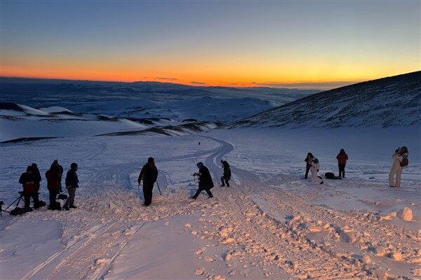 Zirvede bir araya gelen fotoğraf tutkunları Erciyes’in kış manzaralarını objektifleriyle