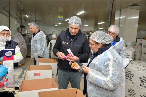 Denetimler sırasında, üretim bantları, paketleme alanları, ambalajlar, son kullanma tarihleri