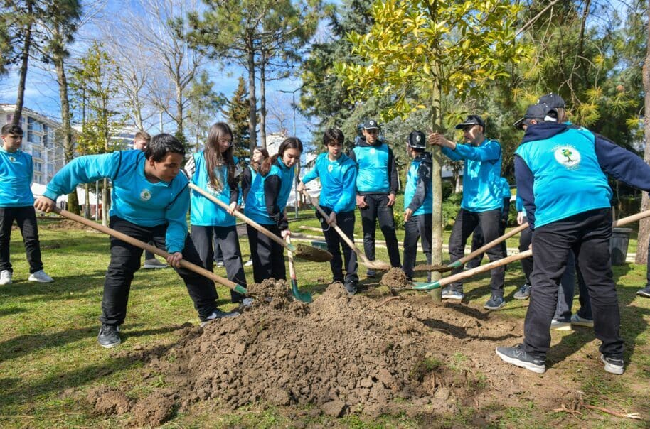 Esenyurt Belediyesi, gençlerin doğa ile iç içe büyümeleri, çevreye karşı
