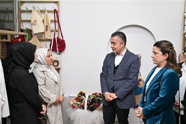 Merkez, belediyenin el sanatları kursunda eğitim alan kadın kursiyerlere, el