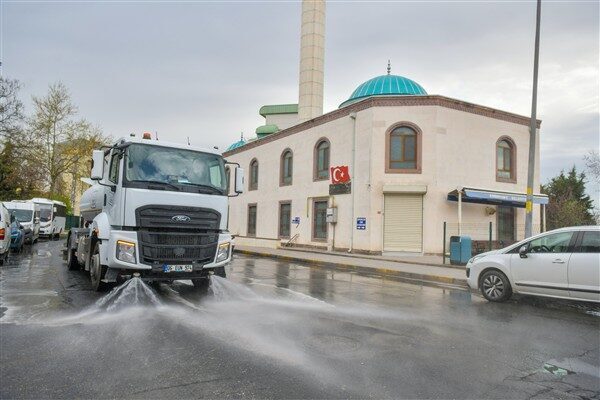 Esenyurt Belediyesi ekipleri, sokakları mobil temizlik araçlarıyla süpürüp, tazyikli suyla