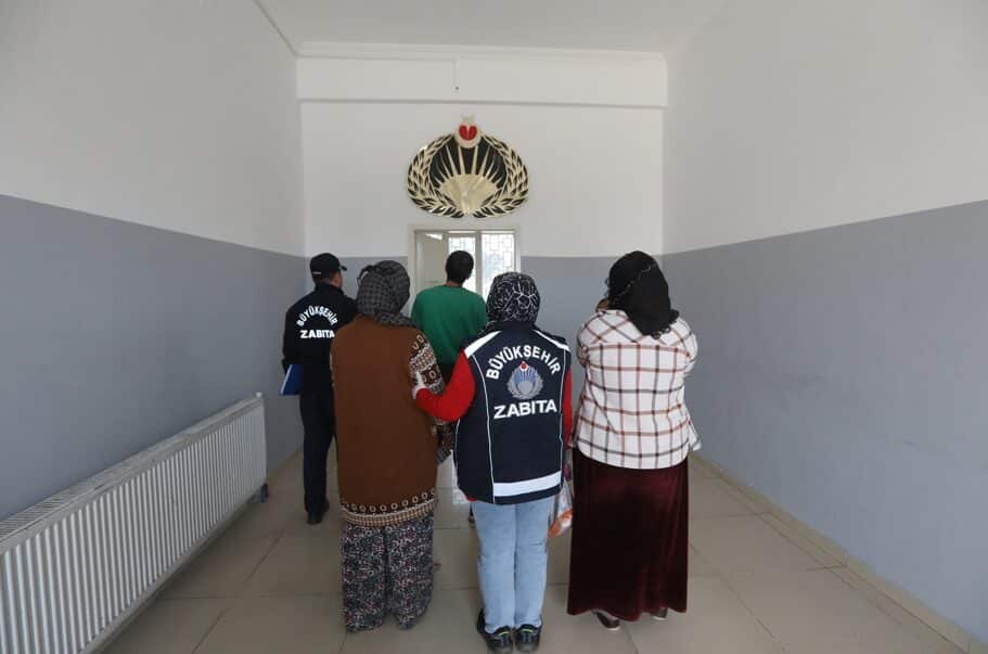 Sivil ve resmi zabıta ekiplerinin gerçekleştirdiği denetimlerde, dilencilik yaparken yakalanan