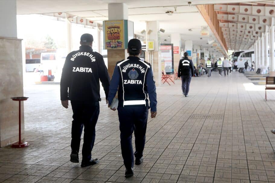 Ekipler, denetimler sırasında esnafı bilgilendirirken, başta bayram şekerleri olmak üzere